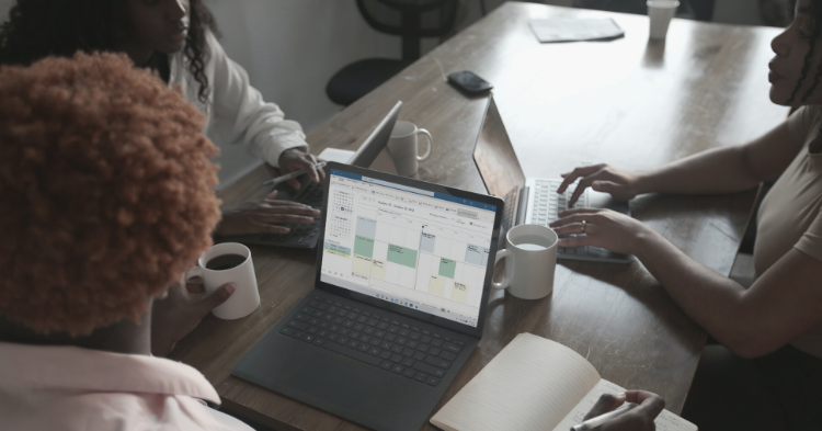 3 motivi (+1) per scegliere Microsoft Teams per la tua azienda. Migliora oggi comunicazione, condivisione e collaborazione dei collaboratori con un'unica piattaforma.